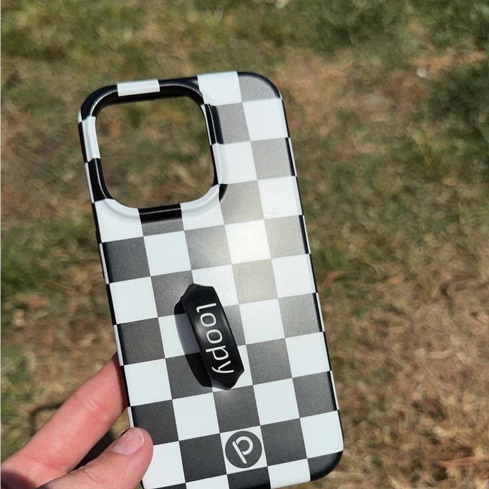 15 PRO Loopy Case Black and White Checkerboard Phone Case with Grip Loop
